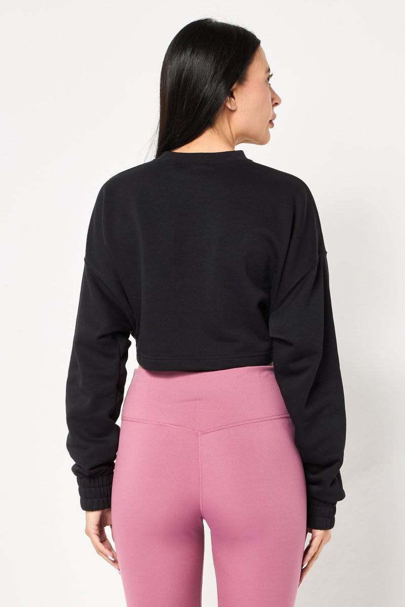 Nike سويت شيرت قصير بأكمام طويلة للنساء بتصميم فضفاض، أسود - Image 2